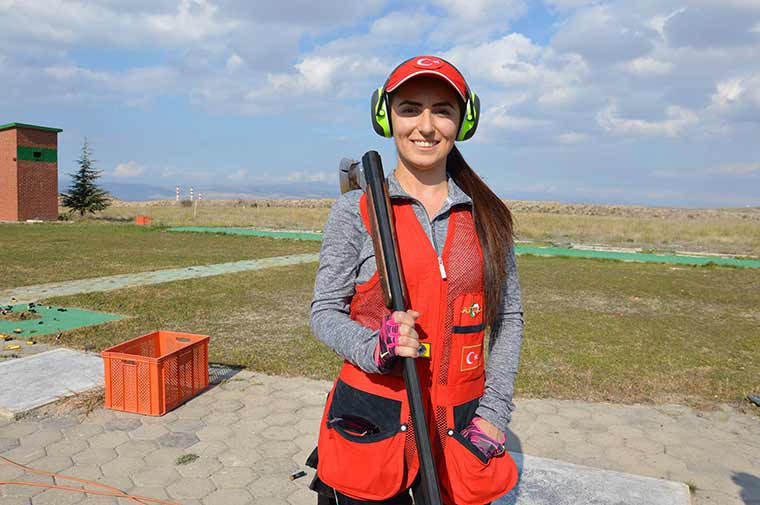 Atıcılıkta Eskişehirli sporcular yetenekleriyle göz dolduruyor. Türkiye Atıcılık ve Avcılık Federasyonu öncülüğünde düzenlenen Cumhuriyet Kupası'na hazırlanan atıcılar, 28-30 Ekim tarihleri arası turnuva için Konya’ya gidecek. Kadın atıcılar ise, ‘Ağlayacaksanız başlamayın’ diyen erkeklere cevaplarını aldıkları derecelerle veriyor.