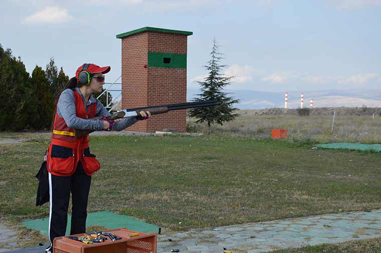 Atıcılıkta Eskişehirli sporcular yetenekleriyle göz dolduruyor. Türkiye Atıcılık ve Avcılık Federasyonu öncülüğünde düzenlenen Cumhuriyet Kupası'na hazırlanan atıcılar, 28-30 Ekim tarihleri arası turnuva için Konya’ya gidecek. Kadın atıcılar ise, ‘Ağlayacaksanız başlamayın’ diyen erkeklere cevaplarını aldıkları derecelerle veriyor.