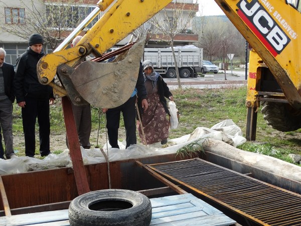 Kütahya'nın Domaniç ilçesinde, boş arazide özel bir şirkete ait içi su dolu buğday silosuna düşen dana, belediye ekipleri tarafından kurtarıldı. 