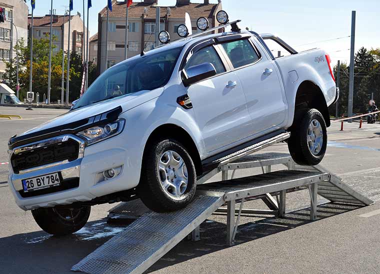 Ford Otosan tarafından Türkiye'de ilk defa uygulanan "su geçişli parkur test sürüşü" etkinliği Eskişehir'de başladı.