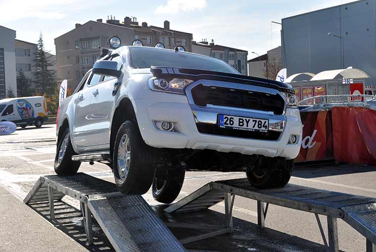 Ford Otosan tarafından Türkiye'de ilk defa uygulanan "su geçişli parkur test sürüşü" etkinliği Eskişehir'de başladı.