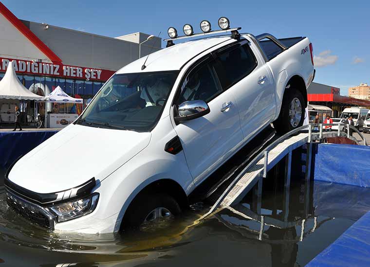 Ford Otosan tarafından Türkiye'de ilk defa uygulanan "su geçişli parkur test sürüşü" etkinliği Eskişehir'de başladı.