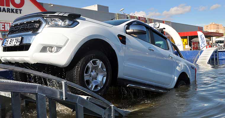 Ford Otosan tarafından Türkiye'de ilk defa uygulanan "su geçişli parkur test sürüşü" etkinliği Eskişehir'de başladı.