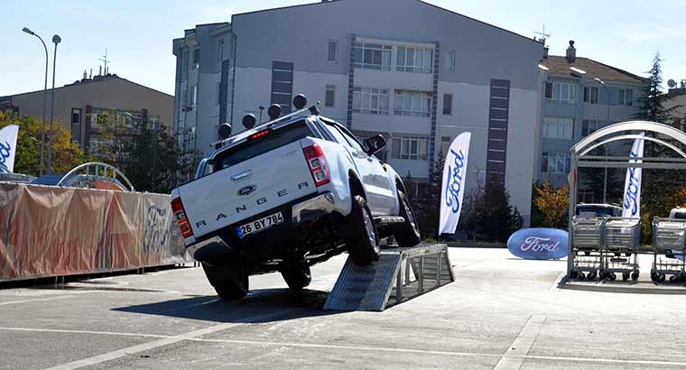 Ford Otosan tarafından Türkiye'de ilk defa uygulanan "su geçişli parkur test sürüşü" etkinliği Eskişehir'de başladı.