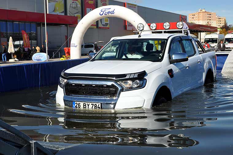 Ford Otosan tarafından Türkiye'de ilk defa uygulanan "su geçişli parkur test sürüşü" etkinliği Eskişehir'de başladı.