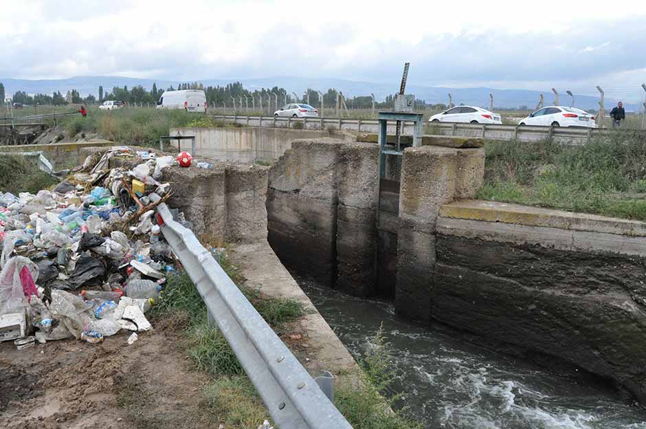 Eskişehir’de bisikletinin sulama kanalı yakınlarında bulunması sonrasında suya düştüğü tahmin edilen 10 yaşındaki Mustafa Enes’in cansız bedenine ulaşıldı. 