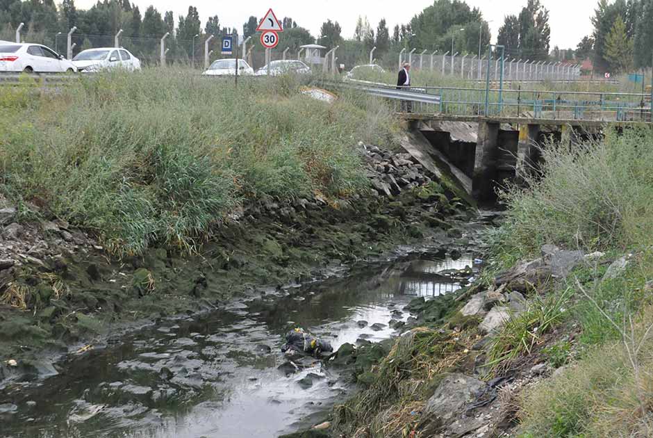 Eskişehir’de bisikletinin sulama kanalı yakınlarında bulunması sonrasında suya düştüğü tahmin edilen 10 yaşındaki Mustafa Enes’in cansız bedenine ulaşıldı. 