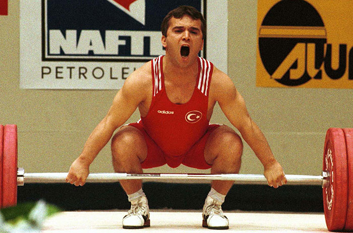 26 Nisan 2000'de Dünya ve Olimpiyat şampiyonu Naim Süleymanoğlu, Avrupa Halter Şampiyonası'nda koparmada Bronz madalya almıştı. 