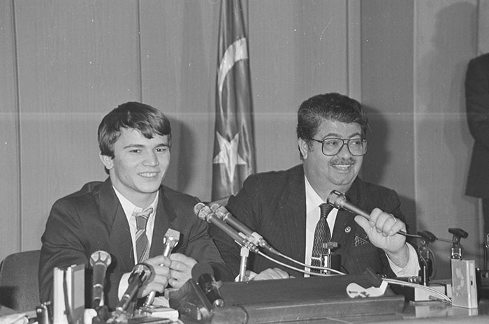 13 Aralık 1986'da, Dönemin Başbakanı Turgut Özal, Dünya Halter şampiyonu Naim Süleymanoğlu ile birlikte düzenledikleri basın toplantısında görülüyor.