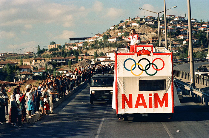 26 Eylül 1988'de, Dünya ve Olimpiyat Şampiyonu milli halterci Naim Süleymanoğlu yurda döndükten sonra vatandaşları selamlarken görülüyor. 