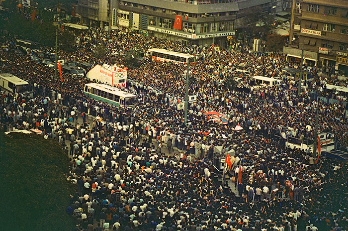 26 Eylül 1988'de, Dünya ve Olimpiyat Şampiyonu milli halterci Naim Süleymanoğlu yurda döndükten sonra vatandaşları selamlarken görülüyor. 