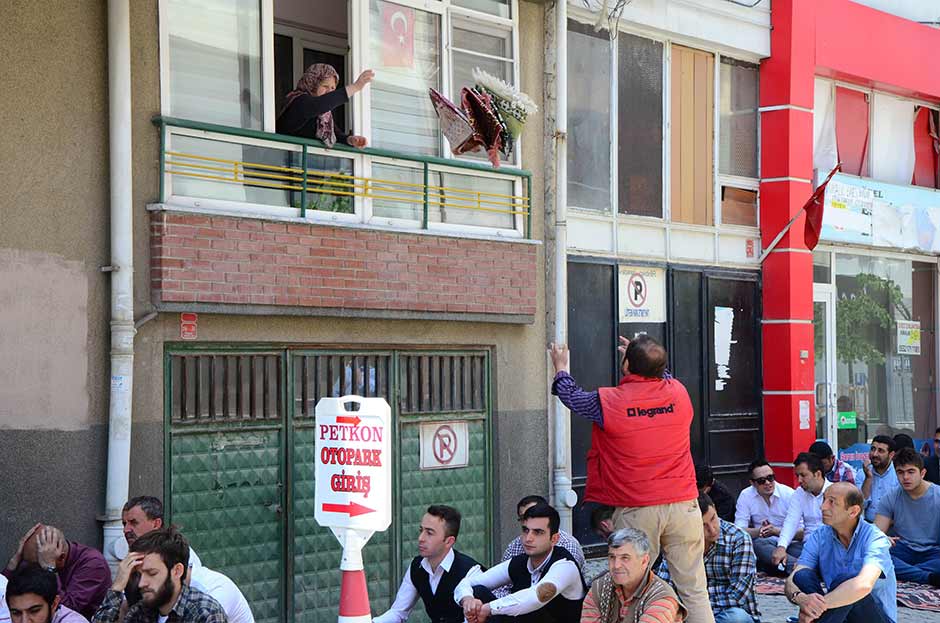 Eskişehir'de yaşayan 61 yaşındaki Süreyya Taştekin, her Cuma namazında balkonundan sarkıttığı kilim ve seccadeler ile, dışarıda namaz kılmak zorunda kalan cemaatin temiz zeminde ibadetini yapmasını sağlıyor.