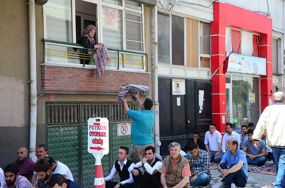 Eskişehir'de yaşayan 61 yaşındaki Süreyya Taştekin, her Cuma namazında balkonundan sarkıttığı kilim ve seccadeler ile, dışarıda namaz kılmak zorunda kalan cemaatin temiz zeminde ibadetini yapmasını sağlıyor.