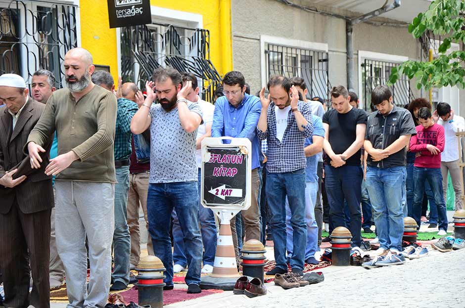 Eskişehir'de yaşayan 61 yaşındaki Süreyya Taştekin, her Cuma namazında balkonundan sarkıttığı kilim ve seccadeler ile, dışarıda namaz kılmak zorunda kalan cemaatin temiz zeminde ibadetini yapmasını sağlıyor.