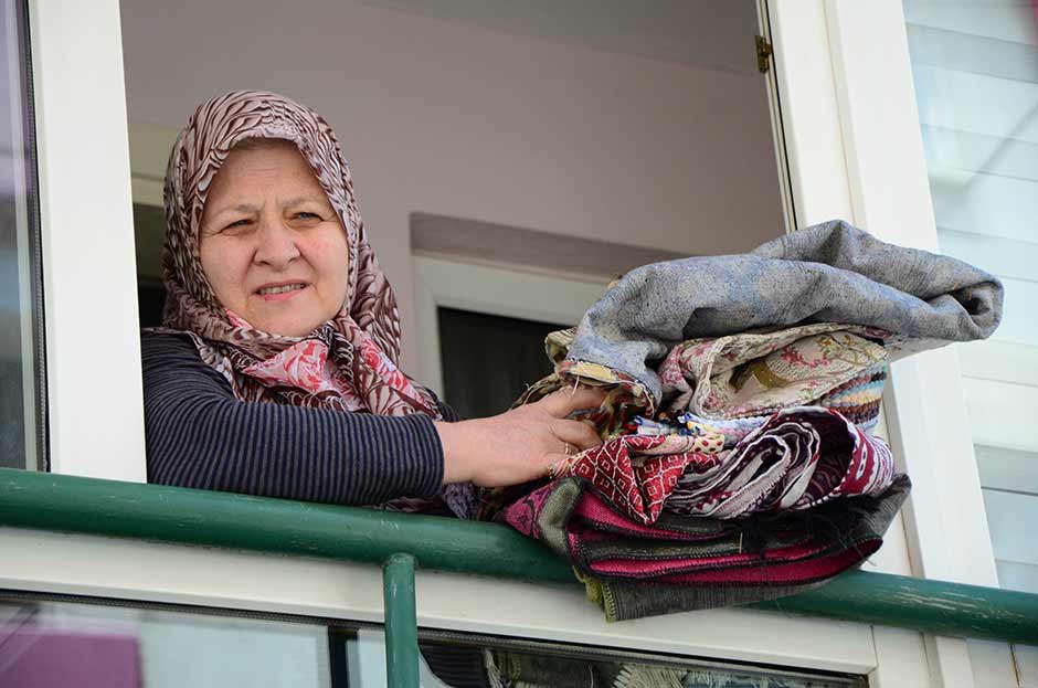 Eskişehir'de yaşayan 61 yaşındaki Süreyya Taştekin, her Cuma namazında balkonundan sarkıttığı kilim ve seccadeler ile, dışarıda namaz kılmak zorunda kalan cemaatin temiz zeminde ibadetini yapmasını sağlıyor.