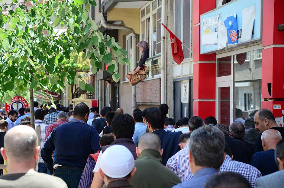 Eskişehir'de yaşayan 61 yaşındaki Süreyya Taştekin, her Cuma namazında balkonundan sarkıttığı kilim ve seccadeler ile, dışarıda namaz kılmak zorunda kalan cemaatin temiz zeminde ibadetini yapmasını sağlıyor.