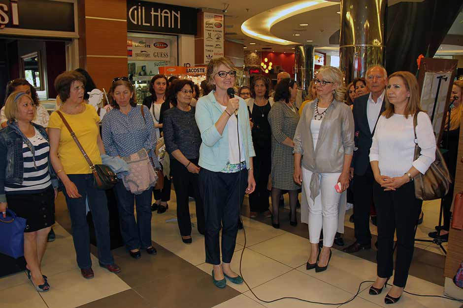 Eskişehir Büyükşehir Belediyesi Sanat Meslek Eğitim Kurslar (ESMEK) kursiyerleri tarafından takı tasarım sergisi açıldı.