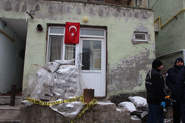 Bilecik’te yalnız yaşadığı evde hayatını kaybeden bir kişinin naaşı, cenaze arabasına taşınması sırasında ceset torbasının tutma yeri kopunca talihsiz bir kaza sonucu yere düştü.