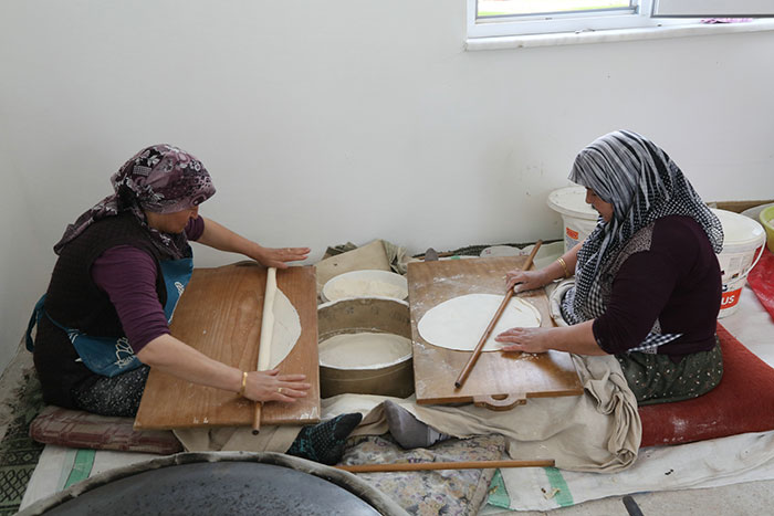 Eskişehir Odunpazarı Belediyesinin 75. Yıl Mahallesinde bulunan Selami Vardar Halk Merkezinde “Tandır Günleri” başladı. Barla Sitesi sakinleri Selami Vardar Halk Merkezindeki tandırda bir araya gelerek, iftarlık ekmeklerini pişirdi. 