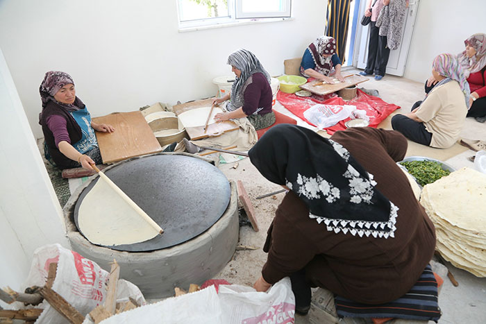 Eskişehir Odunpazarı Belediyesinin 75. Yıl Mahallesinde bulunan Selami Vardar Halk Merkezinde “Tandır Günleri” başladı. Barla Sitesi sakinleri Selami Vardar Halk Merkezindeki tandırda bir araya gelerek, iftarlık ekmeklerini pişirdi. 