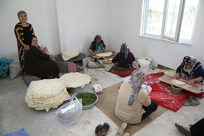 Eskişehir Odunpazarı Belediyesinin 75. Yıl Mahallesinde bulunan Selami Vardar Halk Merkezinde “Tandır Günleri” başladı. Barla Sitesi sakinleri Selami Vardar Halk Merkezindeki tandırda bir araya gelerek, iftarlık ekmeklerini pişirdi. 