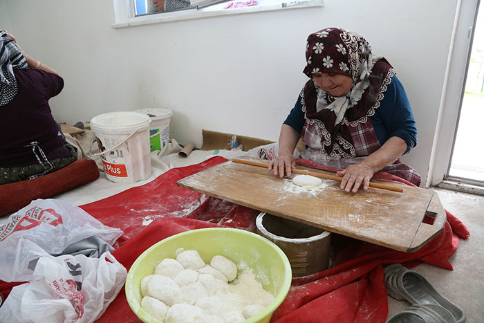 Eskişehir Odunpazarı Belediyesinin 75. Yıl Mahallesinde bulunan Selami Vardar Halk Merkezinde “Tandır Günleri” başladı. Barla Sitesi sakinleri Selami Vardar Halk Merkezindeki tandırda bir araya gelerek, iftarlık ekmeklerini pişirdi. 