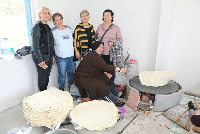 Eskişehir Odunpazarı Belediyesinin 75. Yıl Mahallesinde bulunan Selami Vardar Halk Merkezinde “Tandır Günleri” başladı. Barla Sitesi sakinleri Selami Vardar Halk Merkezindeki tandırda bir araya gelerek, iftarlık ekmeklerini pişirdi. 