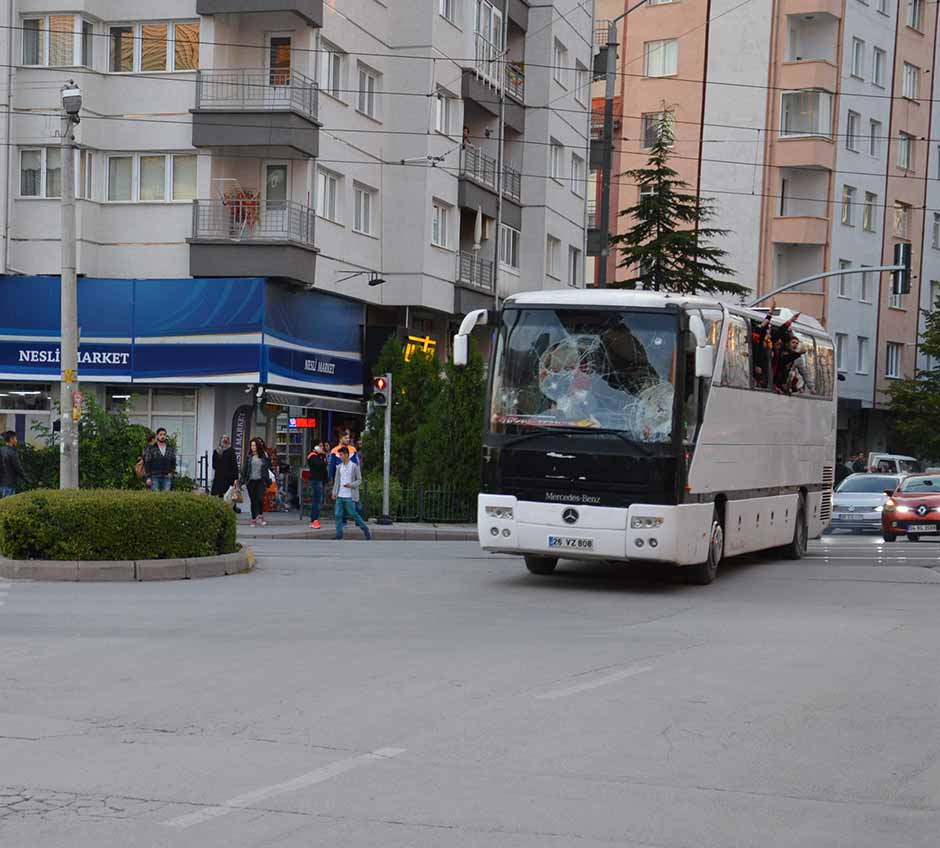 İstanbul'da oynanacak Ümraniyespor maçı için yola düşen Eskişehirsporlu taraftarlarla, Afjet Afyonspor karşılaşması için aynı karayolunu kullanan Sakaryasporlu taraftarlar arasında kavga çıkmıştı. Kavga sonrası Eskişehir'e dönen taraftarlar, şehre gelmeye başladı. 