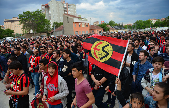 Eskişehirspor taraftarı, siyah-kırmızılı takımın TFF 1. Lig play-off yarı final ilk maçında Giresunspor ile deplasmanda 3-3 berabere kaldığı karşılaşmayı dev ekranlardan izledi.