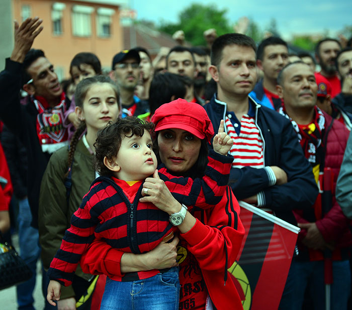 Eskişehirspor taraftarı, siyah-kırmızılı takımın TFF 1. Lig play-off yarı final ilk maçında Giresunspor ile deplasmanda 3-3 berabere kaldığı karşılaşmayı dev ekranlardan izledi.