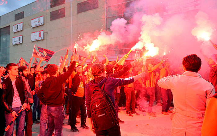 Eskişehirspor taraftarı, siyah-kırmızılı takımın TFF 1. Lig play-off yarı final ilk maçında Giresunspor ile deplasmanda 3-3 berabere kaldığı karşılaşmayı dev ekranlardan izledi.