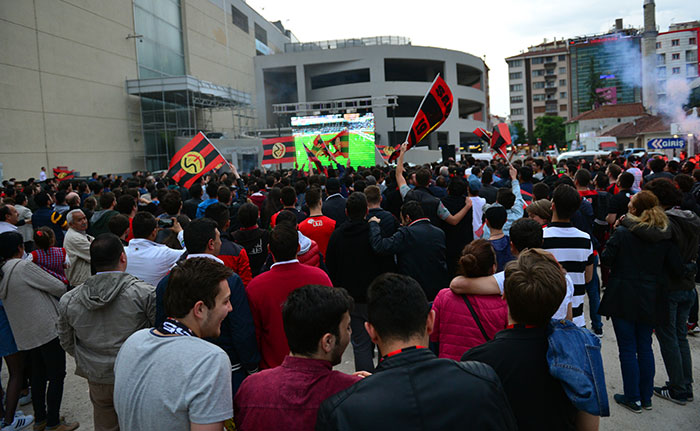 Eskişehirspor taraftarı, siyah-kırmızılı takımın TFF 1. Lig play-off yarı final ilk maçında Giresunspor ile deplasmanda 3-3 berabere kaldığı karşılaşmayı dev ekranlardan izledi.