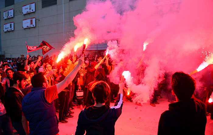 Eskişehirspor taraftarı, siyah-kırmızılı takımın TFF 1. Lig play-off yarı final ilk maçında Giresunspor ile deplasmanda 3-3 berabere kaldığı karşılaşmayı dev ekranlardan izledi.