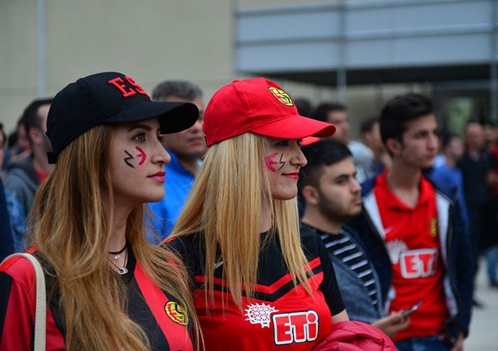 Eskişehirspor taraftarı, siyah-kırmızılı takımın TFF 1. Lig play-off yarı final ilk maçında Giresunspor ile deplasmanda 3-3 berabere kaldığı karşılaşmayı dev ekranlardan izledi.