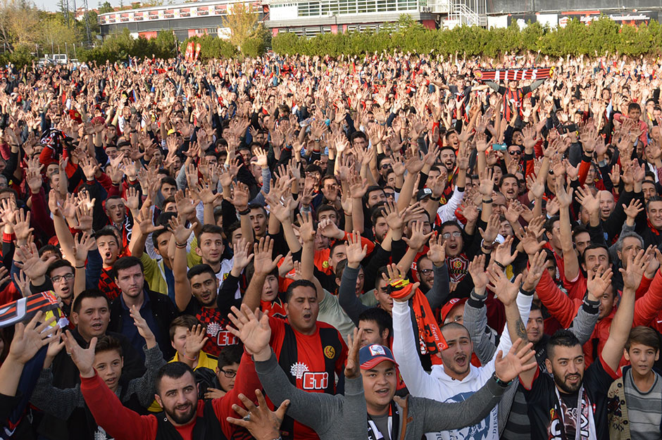 Geçen sezon saha içerisinde yaşanan olaylardan ötürü 4 maç seyircisiz oynama cezası alan Eskişehirspor taraftarı, karşılaşmayı bu kez dev ekrandan takip etti. 