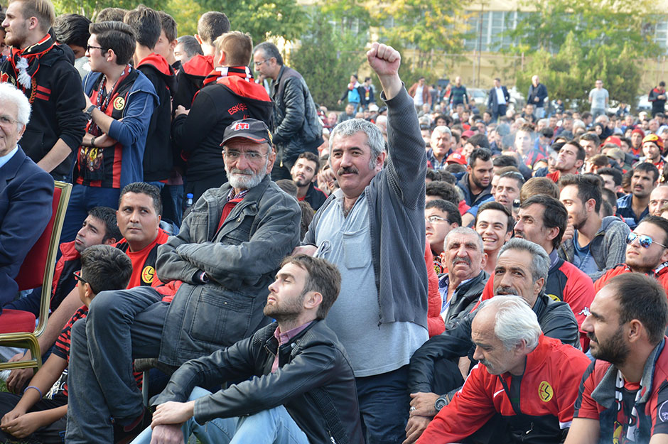 Geçen sezon saha içerisinde yaşanan olaylardan ötürü 4 maç seyircisiz oynama cezası alan Eskişehirspor taraftarı, karşılaşmayı bu kez dev ekrandan takip etti. 