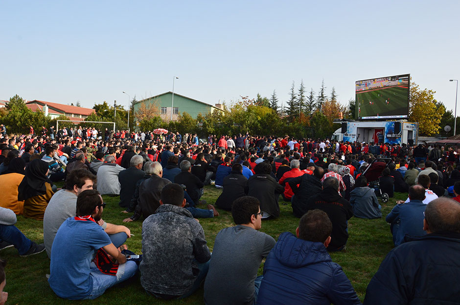 Geçen sezon saha içerisinde yaşanan olaylardan ötürü 4 maç seyircisiz oynama cezası alan Eskişehirspor taraftarı, karşılaşmayı bu kez dev ekrandan takip etti. 