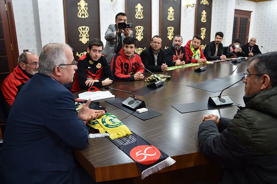 Şanlıurfa Valisi Güngör Azim Tuna, Şanlıurfaspor-Eskişehirspor maçını izlemek için gelen Eskişehirsporlu taraftarları kabul etti.