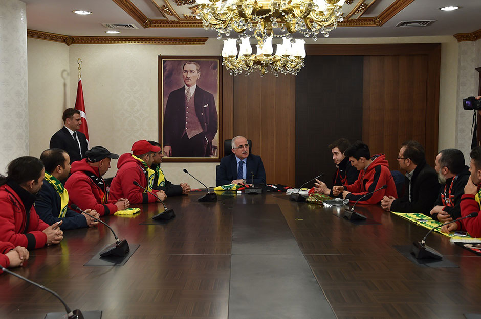 Şanlıurfa Valisi Güngör Azim Tuna, Şanlıurfaspor-Eskişehirspor maçını izlemek için gelen Eskişehirsporlu taraftarları kabul etti.