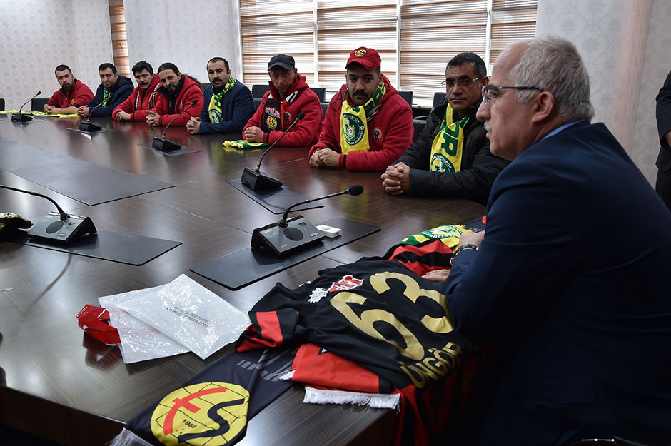 Şanlıurfa Valisi Güngör Azim Tuna, Şanlıurfaspor-Eskişehirspor maçını izlemek için gelen Eskişehirsporlu taraftarları kabul etti.