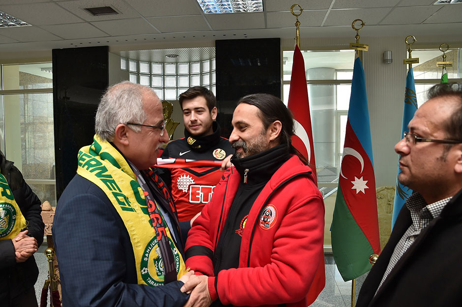 Şanlıurfa Valisi Güngör Azim Tuna, Şanlıurfaspor-Eskişehirspor maçını izlemek için gelen Eskişehirsporlu taraftarları kabul etti.