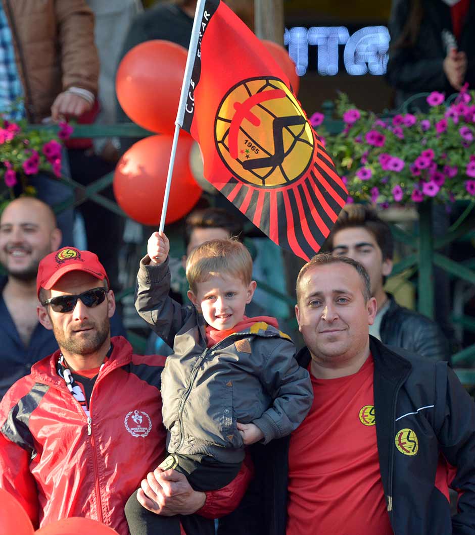 Eskişehirspor taraftarı, takımın kuruluşunun 51. yıl dönümünü buruk şekilde kutladı. 