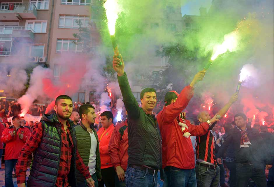 Eskişehirspor taraftarı, takımın kuruluşunun 51. yıl dönümünü buruk şekilde kutladı. 