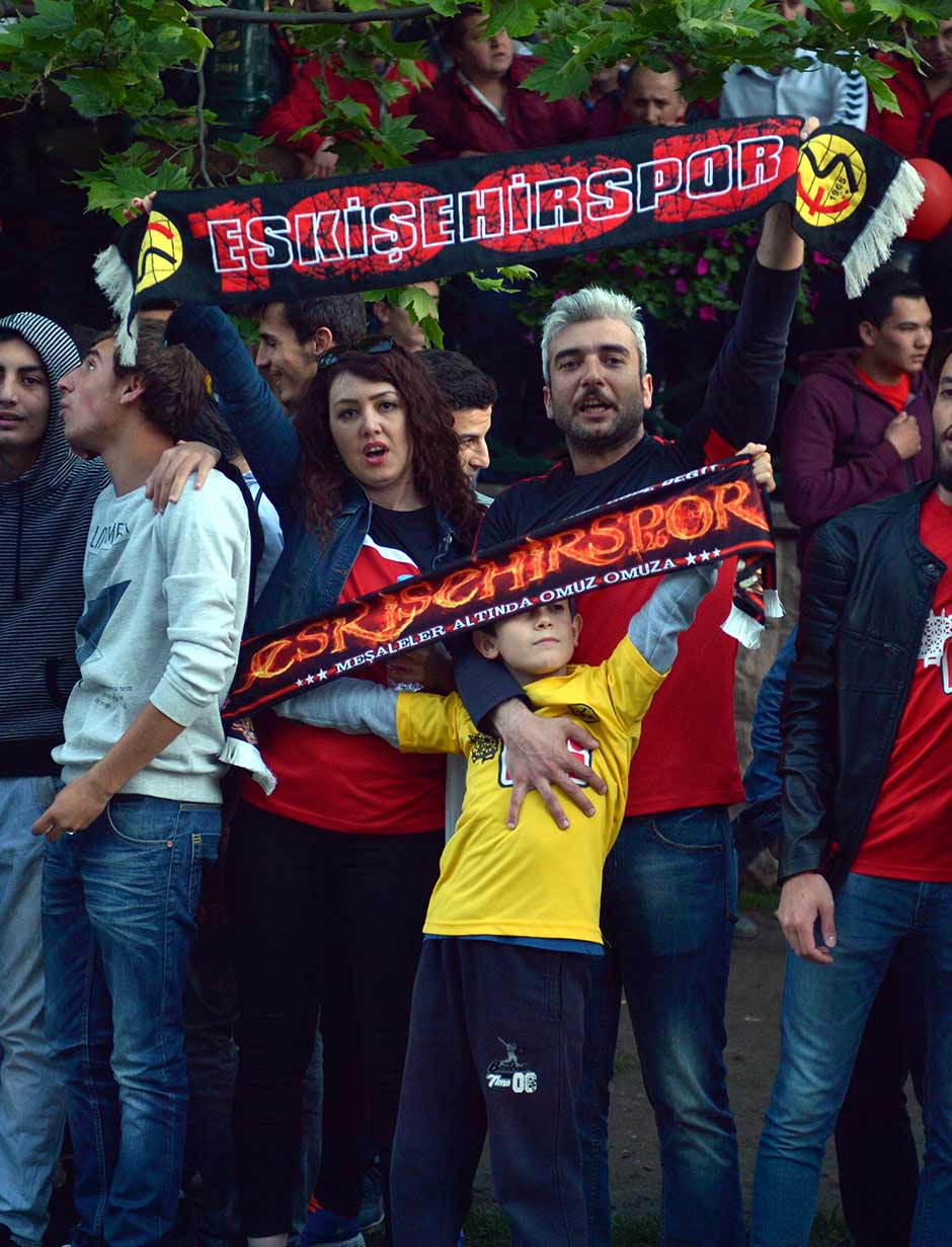 Eskişehirspor taraftarı, takımın kuruluşunun 51. yıl dönümünü buruk şekilde kutladı. 