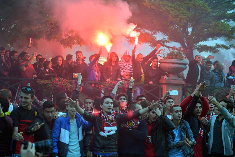 Eskişehirspor taraftarı, takımın kuruluşunun 51. yıl dönümünü buruk şekilde kutladı. 