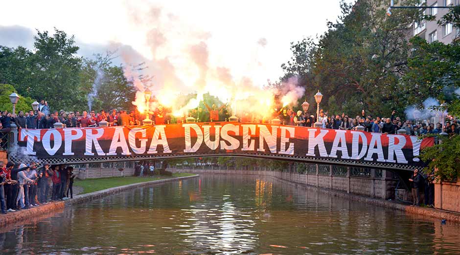 Eskişehirspor taraftarı, takımın kuruluşunun 51. yıl dönümünü buruk şekilde kutladı. 