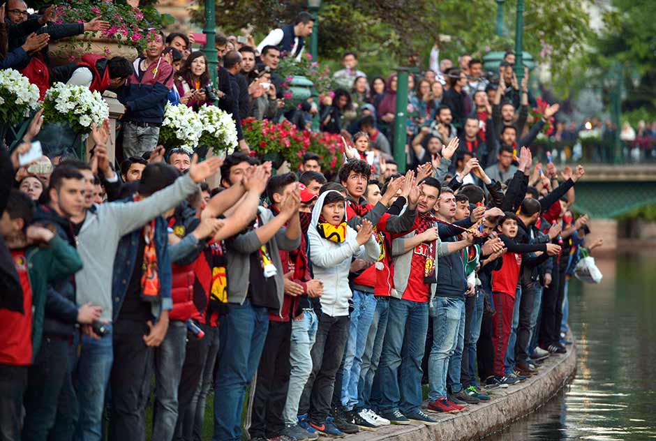 Eskişehirspor taraftarı, takımın kuruluşunun 51. yıl dönümünü buruk şekilde kutladı. 