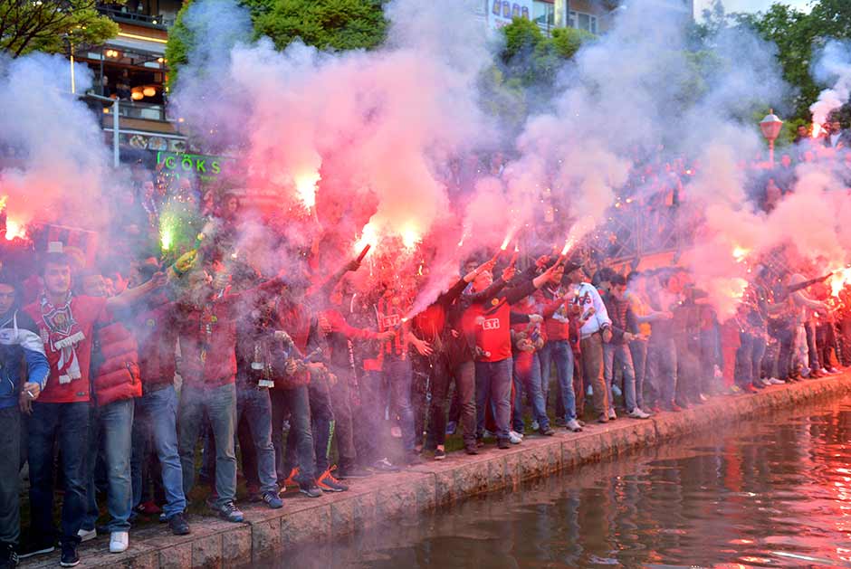 Eskişehirspor taraftarı, takımın kuruluşunun 51. yıl dönümünü buruk şekilde kutladı. 