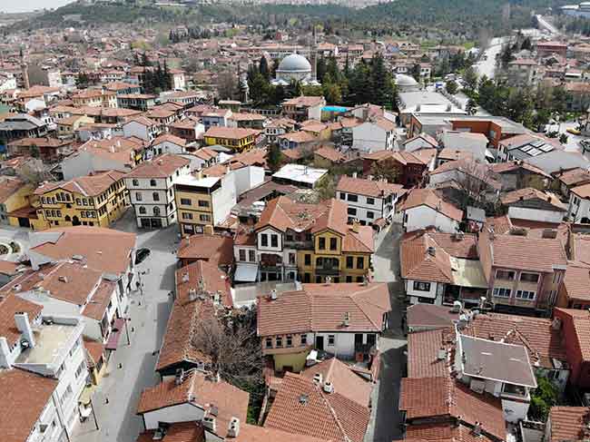 Eskişehir’de hafta sonu uygulanan sokağa çıkma kısıtlamasında sokakları bomboş kalan tarihi Odunpazarı bölgesi drone ile havadan görüntülendi.