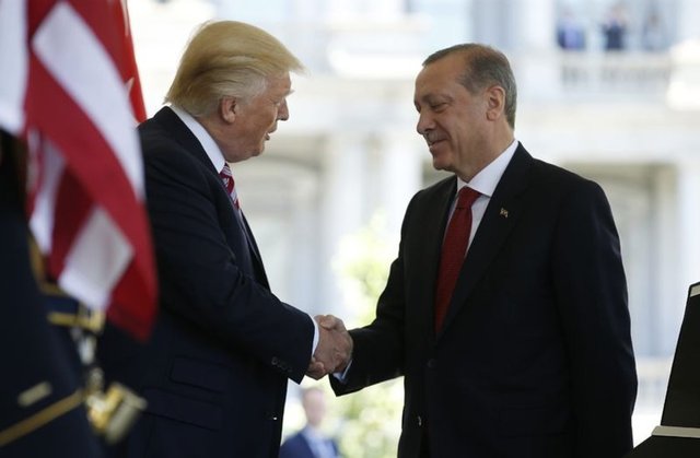 Beyaz Saray'da yüz yüze görüşen Cumhurbaşkanı Erdoğan ile ABD Başkanı Donald Trump'ın bir araya geldiği o anlar böyle görüntülendi.